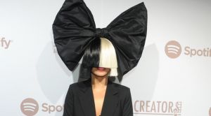 Η Σία «πέταξε» την ασπρόμαυρη περούκα της