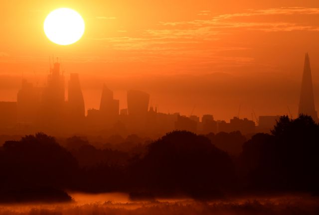 Ο καύσωνας συνεχίζει να δοκιμάζει την Ευρώπη