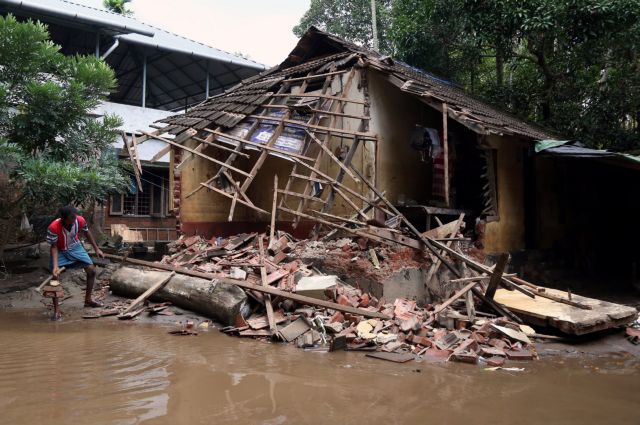 Ινδία: Ξεπερνούν τους 1.200 οι νεκροί από πλημμύρες και κατολισθήσεις