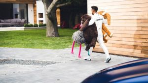 O Λιούις Χάμιλτον αγκαλιά με τρία νέα κουκλάκια