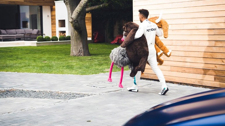 O Λιούις Χάμιλτον αγκαλιά με τρία νέα κουκλάκια