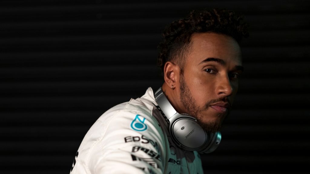 Ο απίστευτος Λιούις Χάμιλτον σταματάει με το φουσκωτό του και μαζεύει σκουπίδια