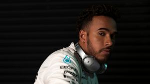 Ο απίστευτος Λιούις Χάμιλτον σταματάει με το φουσκωτό του και μαζεύει σκουπίδια