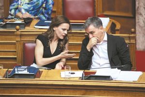 Παζάρια με βουλευτές για τον ανασχηματισμό