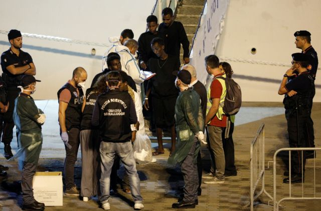 Κρούσματα ψώρας στους μετανάστες που περιμένουν να αποβιβαστούν στην Σικελία