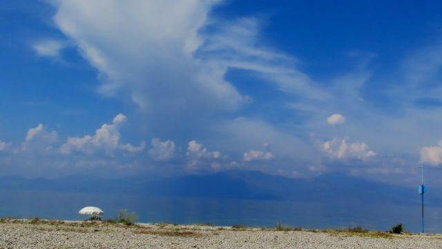 Αίθριος ο καιρός με τοπικές καταιγίδες