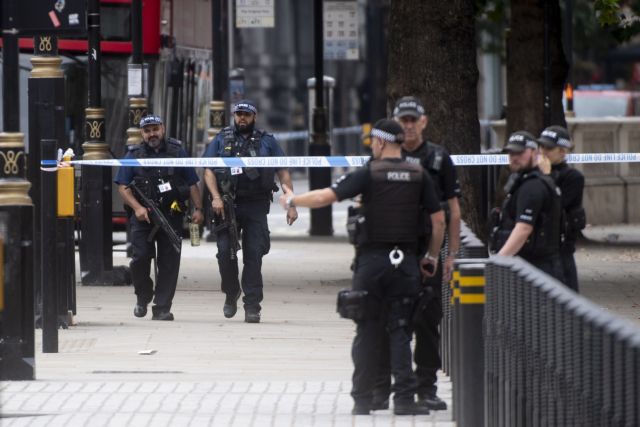 Ως τρομοκρατική επίθεση ερευνάται το χτύπημα αυτοκινήτου στην πύλη του βρετανικού Κοινοβουλίου