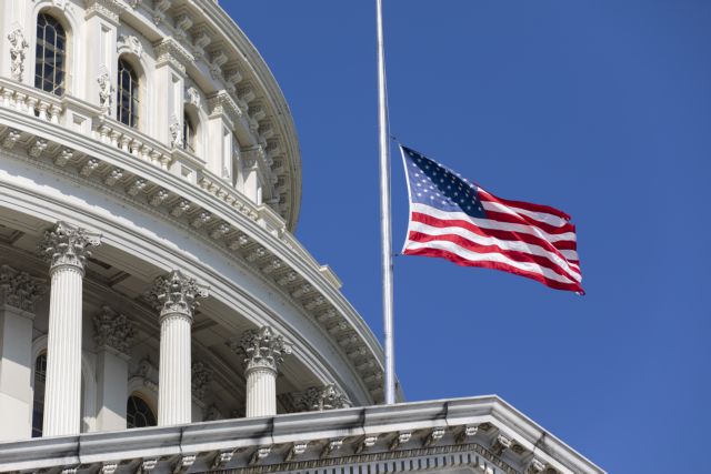 Φόρο τιμής στον Τζον Μακέιν αποτίουν Αμερικανοί και ξένοι πολιτικοί ηγέτες