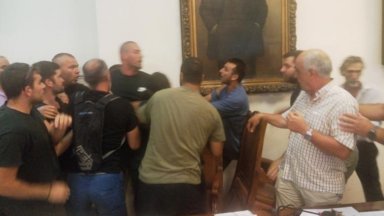 ΜΑΤ και επεισόδια στο Δημοτικό Συμβούλιο Βόλου