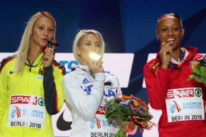 Το χρυσό μετάλλιο στα χέρια της Βούλας Παπαχρήστου