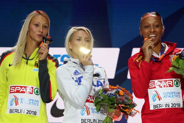 Το χρυσό μετάλλιο στα χέρια της Βούλας Παπαχρήστου