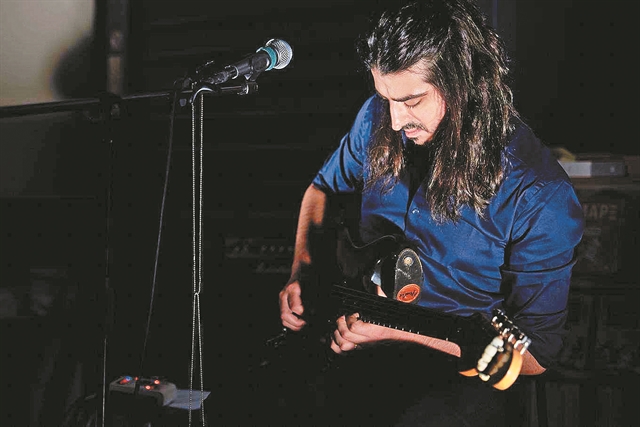 Από τους «τοίχους» στο χαρτί