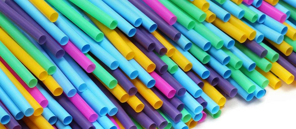 Αντικατέστησαν τα πλαστικά καλαμάκια