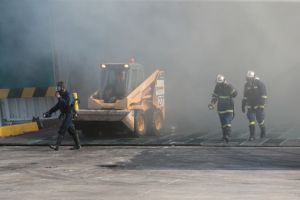 Πνίγεται ακόμα στους καπνούς το «Ελ. Βενιζέλος»