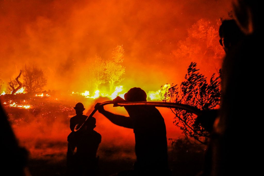 Δεν μπορούν να σβήσουν τη φωτιά στην Πορτογαλία