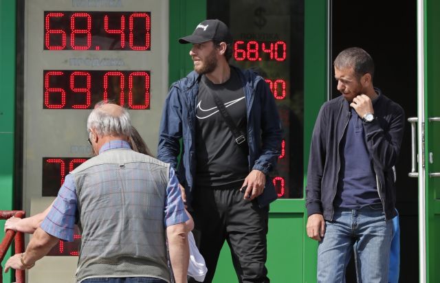 Κατά 5,4 δισ. δολάρια μειώθηκαν τα συναλλαγματικά αποθέματα της Ρωσίας σε μια εβδομάδα