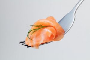 Σολομός με πατατοσαλάτα και βινεγκρέτ με μέλι και μουστάρδα