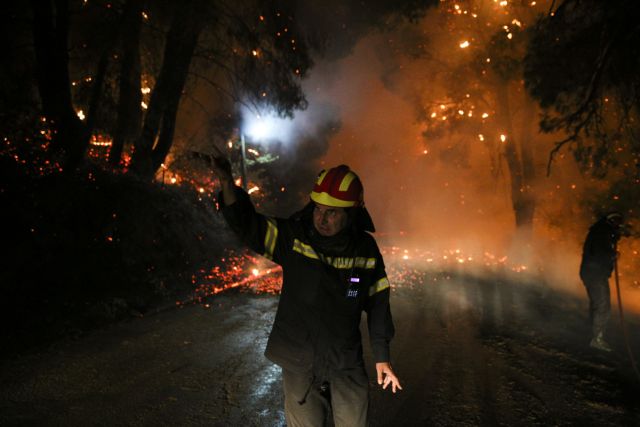 Φωτιά στην Εύβοια: Ολονύχτια μάχη να μην καούν σπίτια