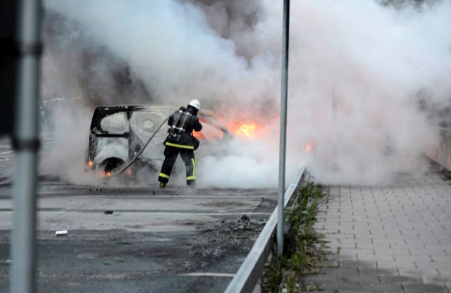Νύχτα βίας στο Γκέτεμποργκ – Ομάδες νεαρών πυρπόλησαν αυτοκίνητα
