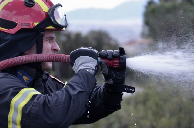 Σε ύφεση η πυρκαγιά στο Σχινιά