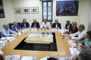 Σε εξέλιξη η σύσκεψη υπό τον Πρωθυπουργό για την επόμενη μέρα της φονικής πυρκαγιάς