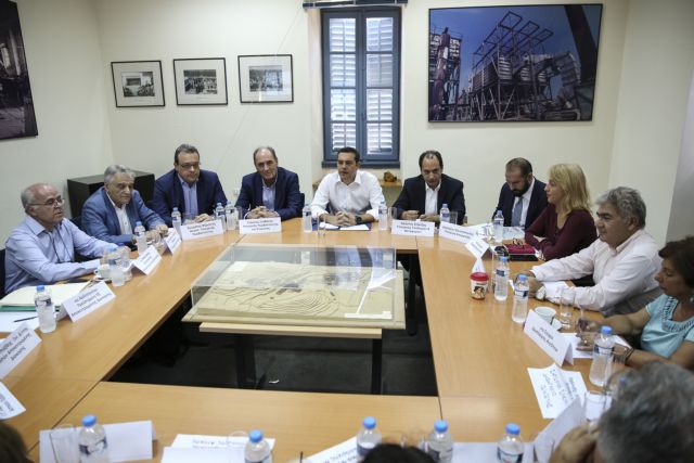 Σε εξέλιξη η σύσκεψη υπό τον Πρωθυπουργό για την επόμενη μέρα της φονικής πυρκαγιάς