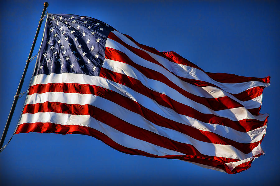 Μεσίστια η αμερικανική σημαία προς τιμήν του Μακείν