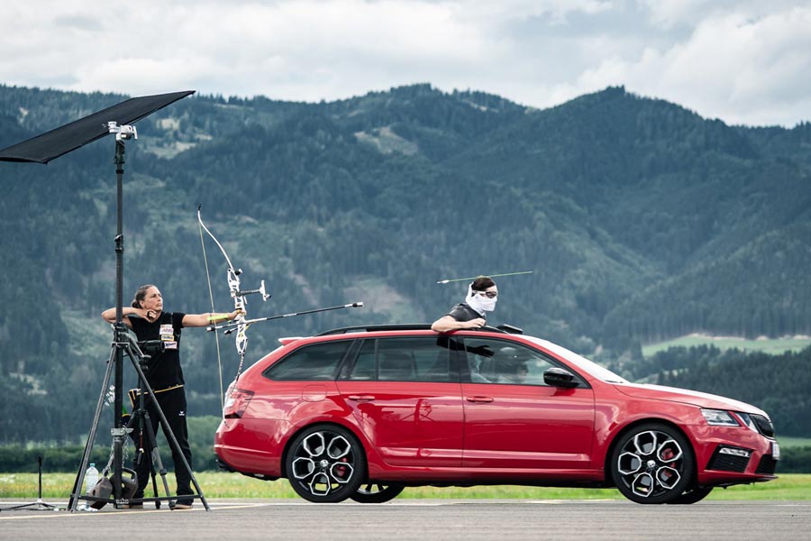 Πιάνει βέλος τόξου στον αέρα που εκτοξεύεται με ταχύτητα 215χλμ/ώρα μέσα από οροφή αυτοκινήτου