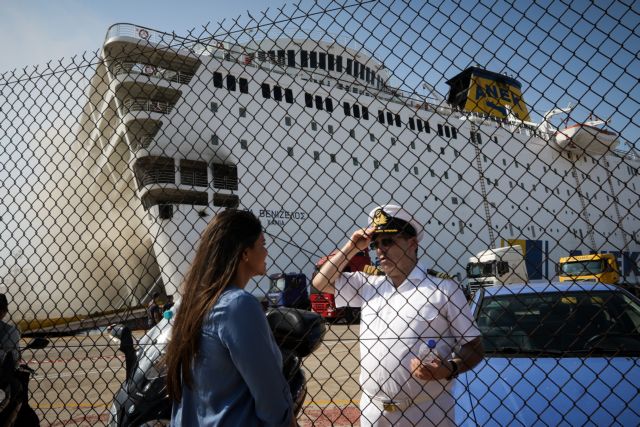 Δυσκολίες αντιμετωπίζουν οι πυροσβέστες στο «Ελευθέριος Βενιζέλος»
