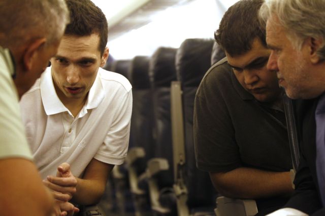 Μητρετώδης – Κούκλατζης στο αεροσκάφος – Περιγράφουν τη σύλληψή τους από τους Τούρκους (βίντεο)