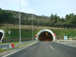 Νταλίκα ξήλωσε τα φώτα της σήραγγας στην εθνική Αθηνών – Λαμίας