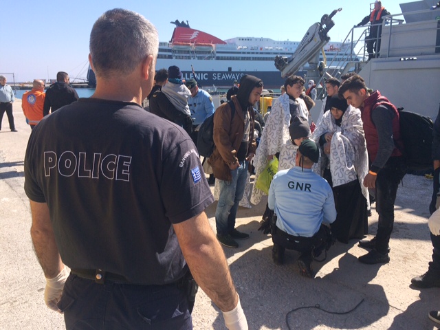 Προσποιούνταν τους αστυνομικούς και έκλεβαν μετανάστες