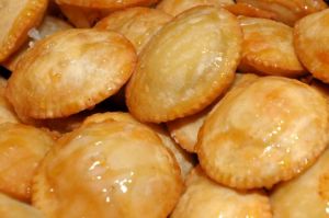 Αφράτα τυροπιτάκια με τυριά και γιαούρτι