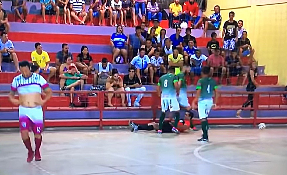 Παίκτης κλώτσησε διαιτητή στο κεφάλι στη Βραζιλία