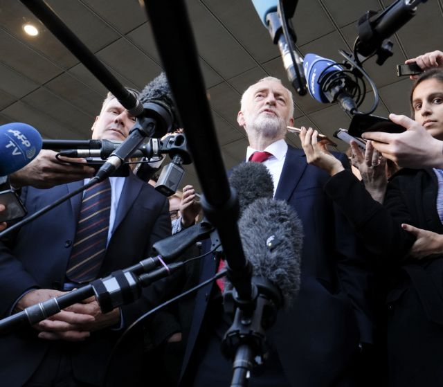 Ο Κόρμπιν συζήτησε με τον Μπαρνιέ για το πότε θα στηρίξει το «διαζύγιο»