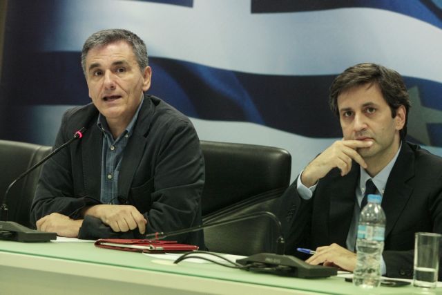 Μάχη με τους θεσμούς για τις συντάξεις