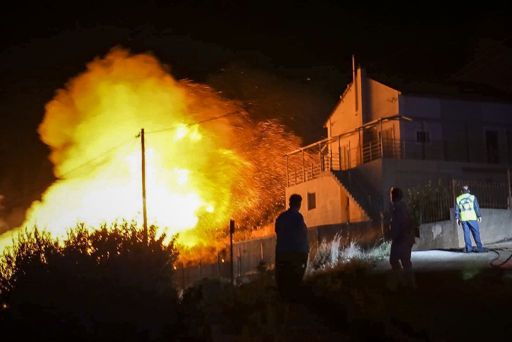 Για δεύτερη νύχτα στις φλόγες η Κεφαλονιά