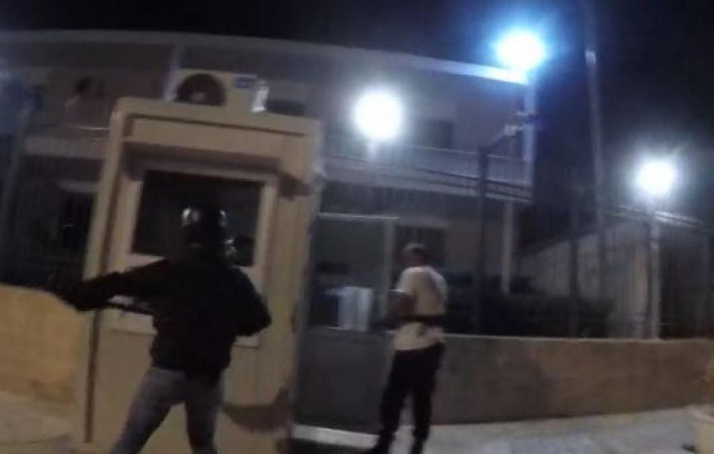 Ο αστυνομικός με το φανελάκι είχε συλλάβει τον Γιωτόπουλο της «17Ν»