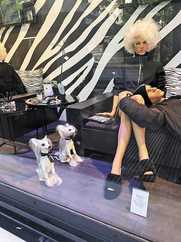 Το χαμόγελο του στρατηγού και οι ευφάνταστες βιτρίνες