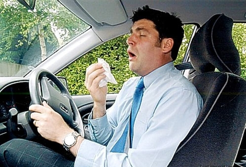 Πόσα μέτρα οδηγείτε στα τυφλά όταν φταρνίζεστε;