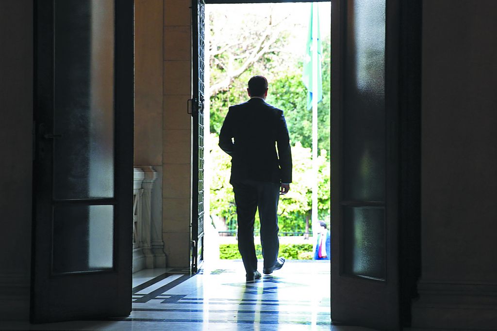 Σκηνοθετούν… αντάρτικο με φόντο τις κάλπες