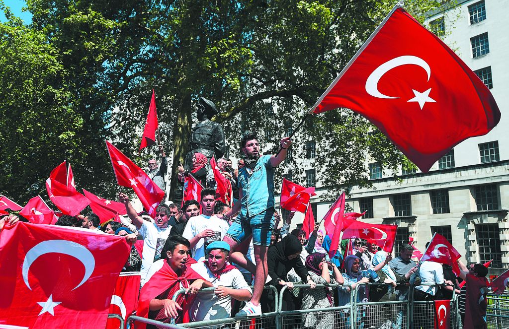 Διπλός εφιάλτης για τις αγορές