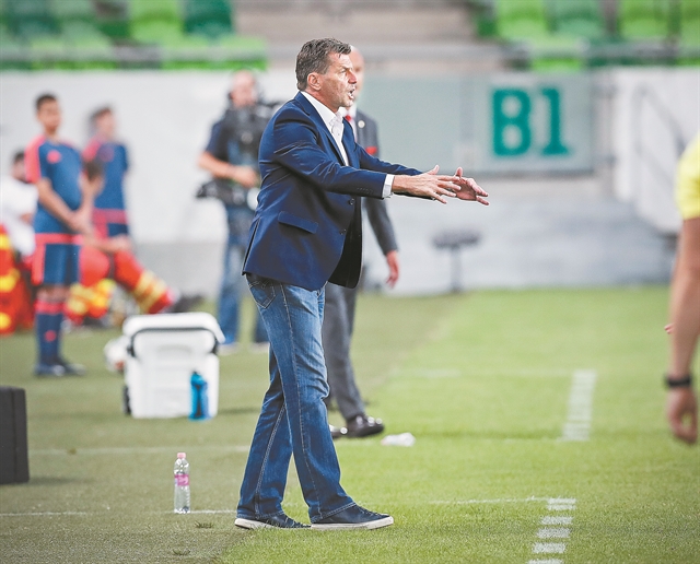 Η μπάλα στο γήπεδο του Σκίμπε