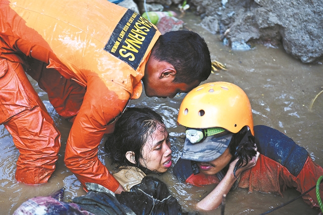 Τα κύματα έφτασαν τα έξι μέτρα