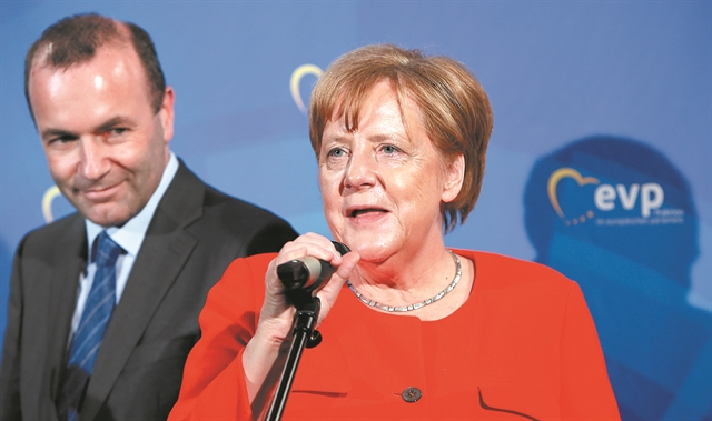 Στηρίζει την υποψηφιότητα Βέμπερ για την κομισιόν η Μέρκελ