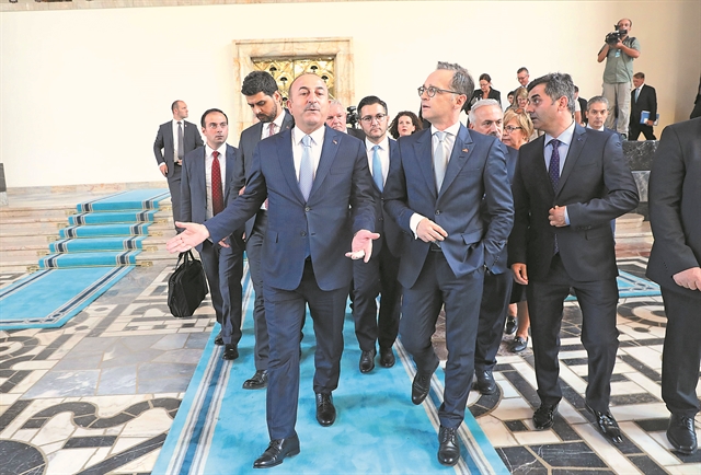 Η κατάρρευση της λίρας λιώνει τον πάγο