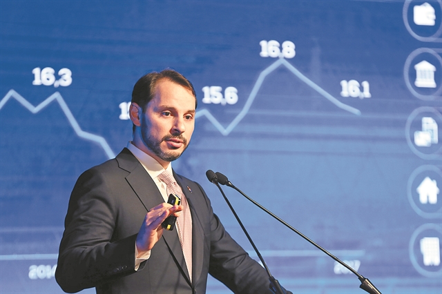 Η λίρα πέφτει, η Moody’s προειδοποιεί για ύφεση