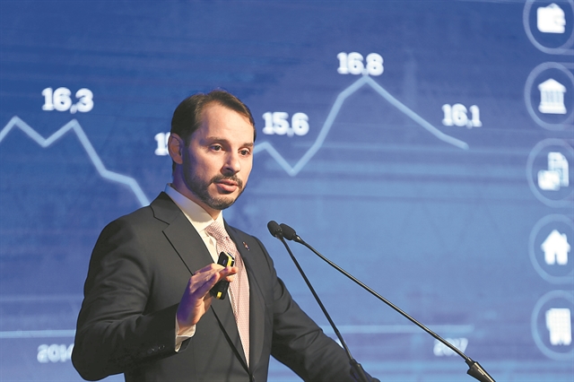 Κόβει $10 δισ. δαπάνες για να σώσει τη λίρα