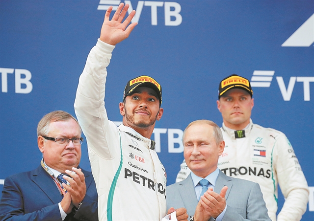 Παραμένει διεθνής