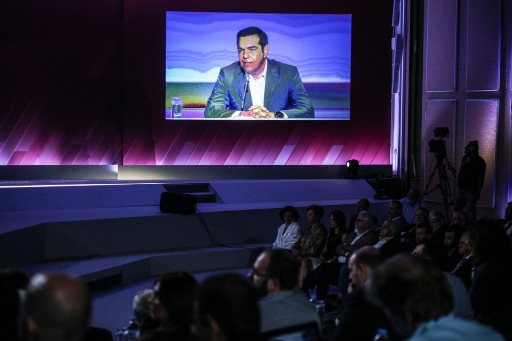 Συγκυβερνά με τον ακραίο Καμμένο και ρίχνει δίχτυα στους Κεντροαριστερούς